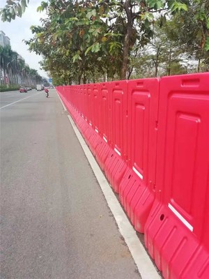 紅色門板式防撞水馬圍擋 道路工地施工的堅實(shí)屏障